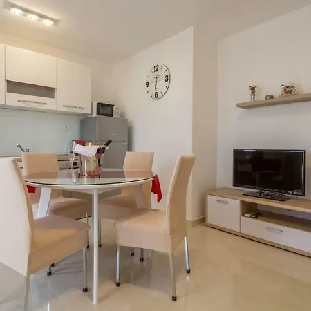 Ena, Free Parking Apartamento