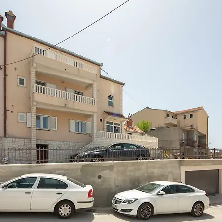 Ena, Free Parking Apartamento